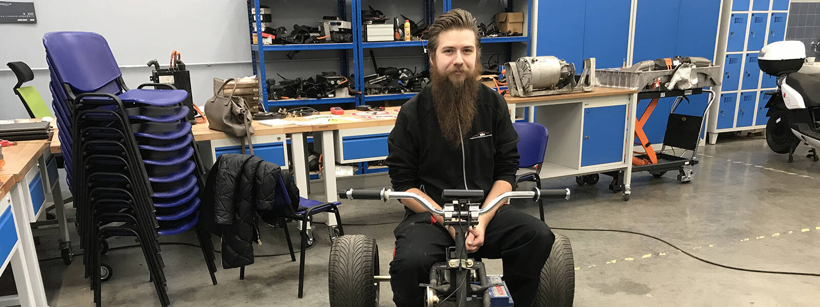 Snil v garáži o elektroautě, teď ho chce mistr praxe postavit s učni