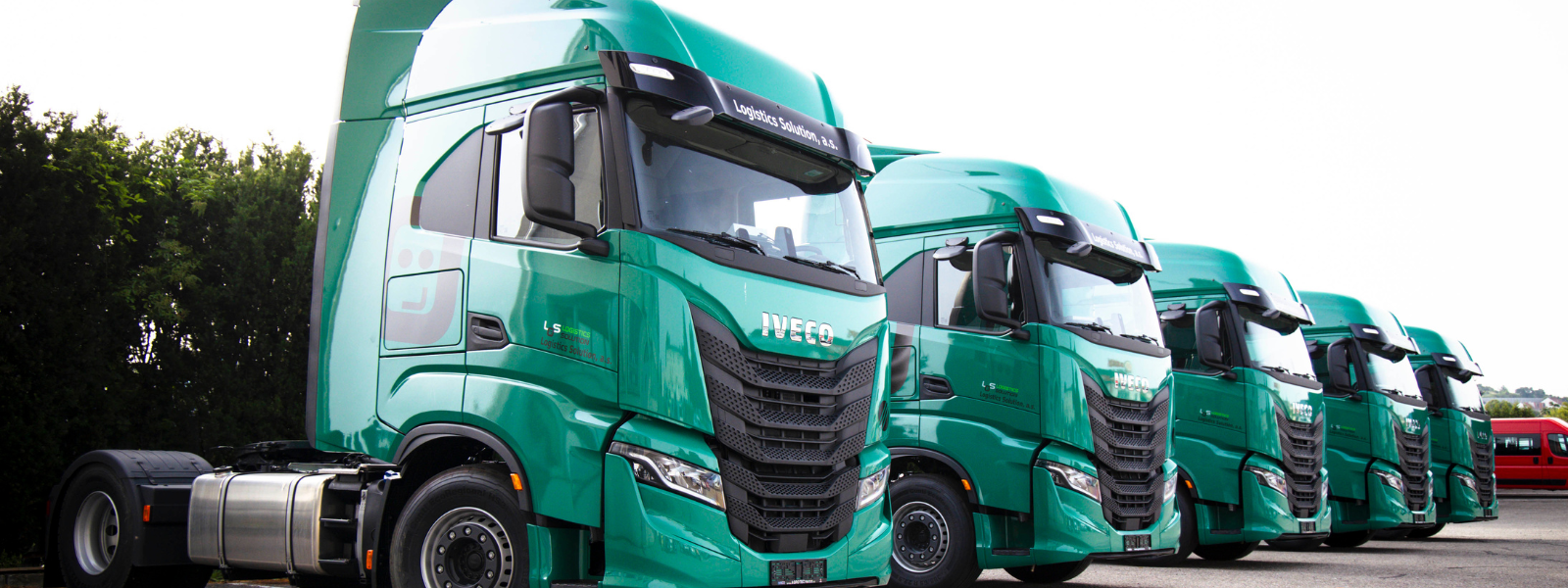 Jedenadvacet tahačů IVECO míří postupně k Domažlicím