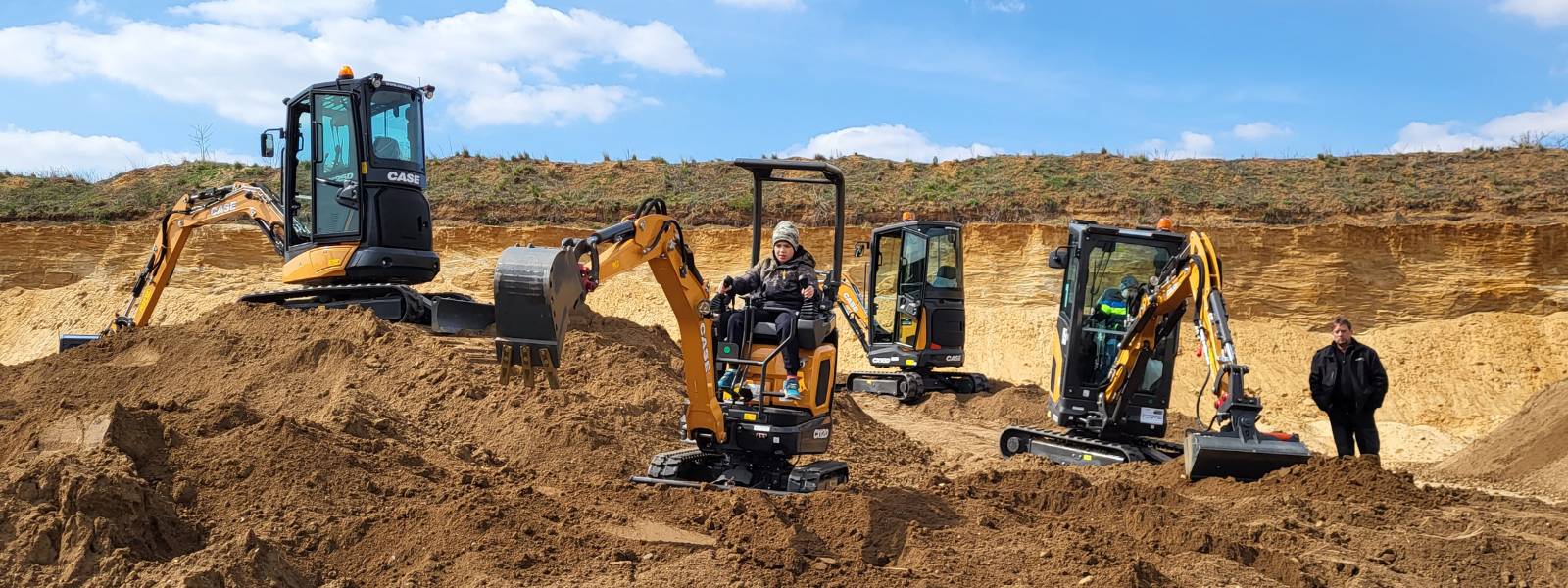 Stavební stroje ovládly pískovnu