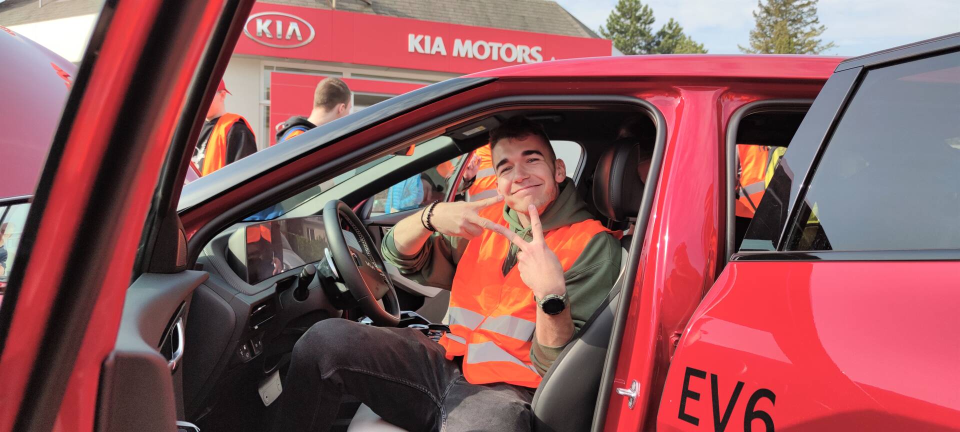 Studenti na exkurzi nahlédli pod kapoty traktorů  